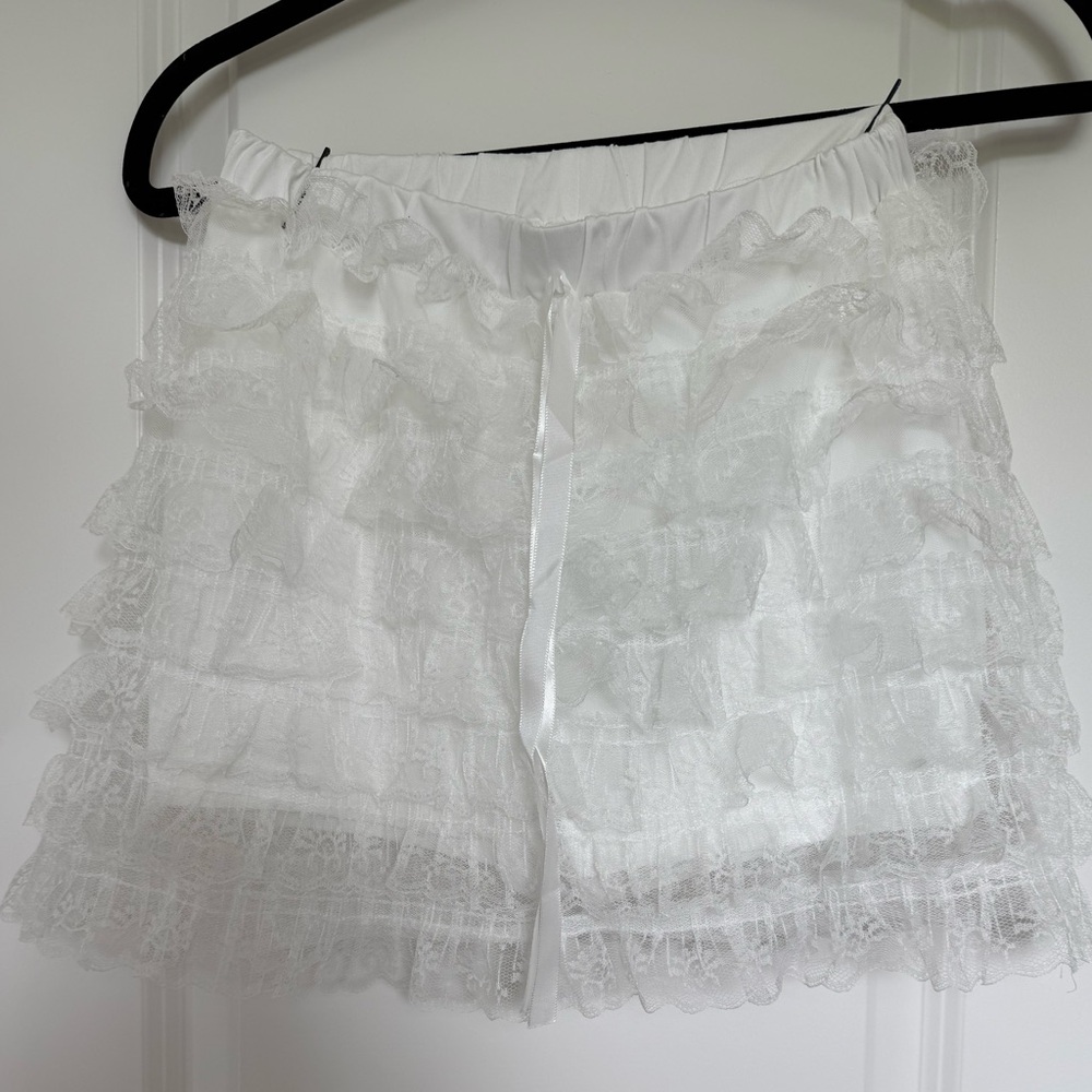 WHITE LACE SHORTS